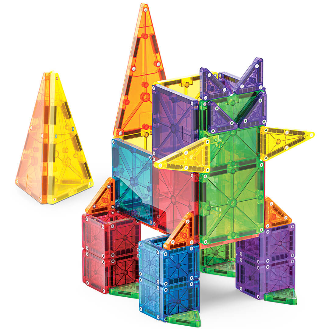 Een fantasiefiguur en twee piramides, opgebouwd uit transparante, veelkleurige Magna-Tiles magnetische bouwtegels.
