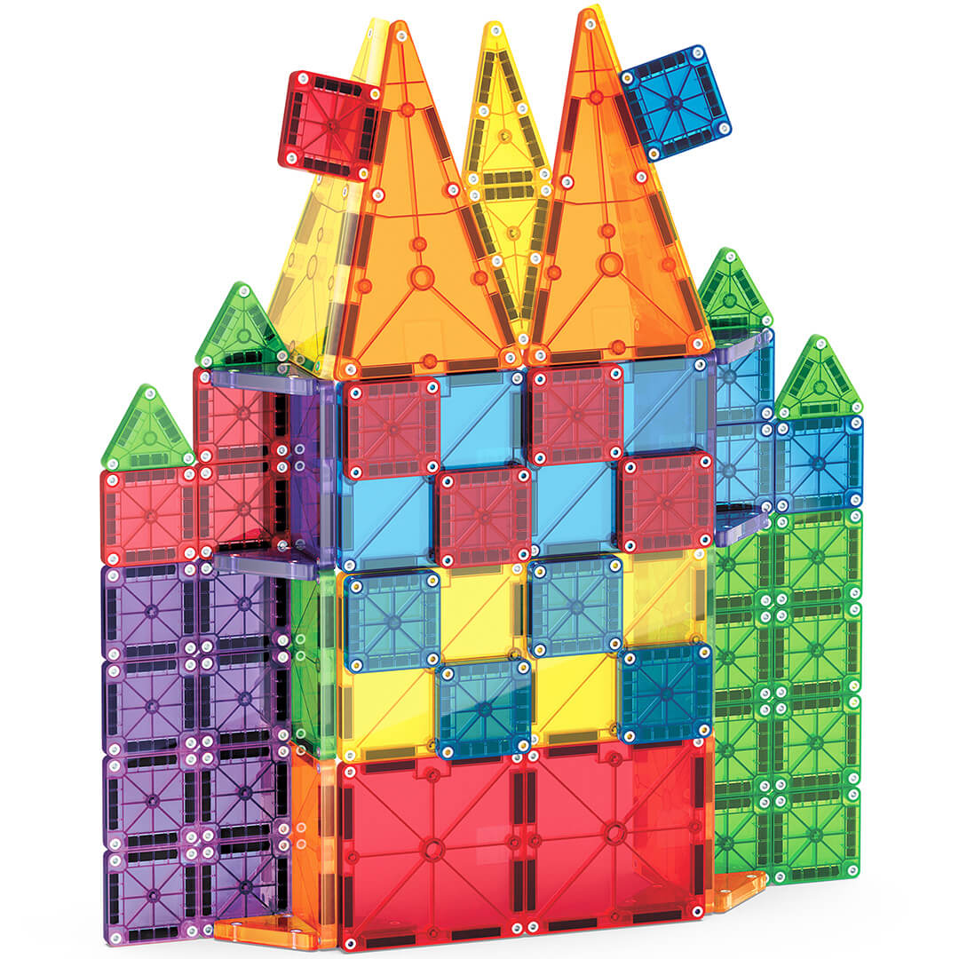 Een kleurrijk kasteel, opgebouwd uit transparante, veelkleurige Magna-Tiles magnetische bouwtegels.