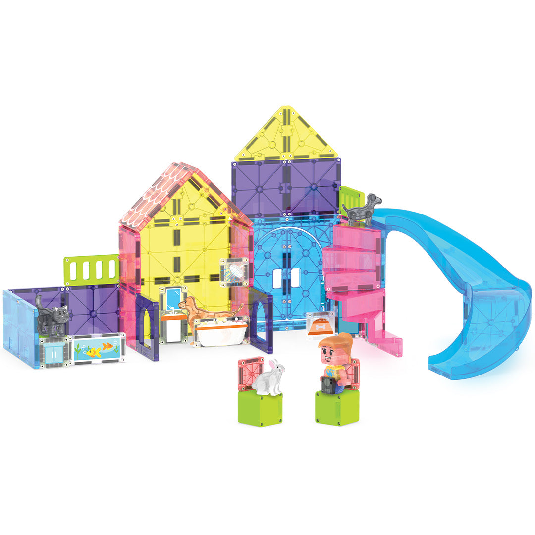 De complete Magna-Tiles Pet Playhouse bouwset met een kleurrijk huis, glijbaan, trap en diverse dierenfiguren.