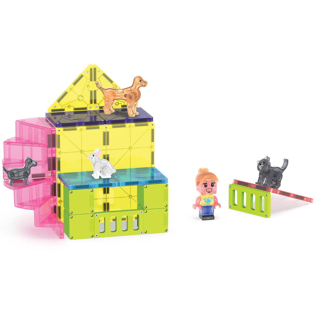 Een kleinere opstelling van de Magna-Tiles Pet Playhouse bouwset met een huis, trap, kindfiguur en diverse dierenfiguren.