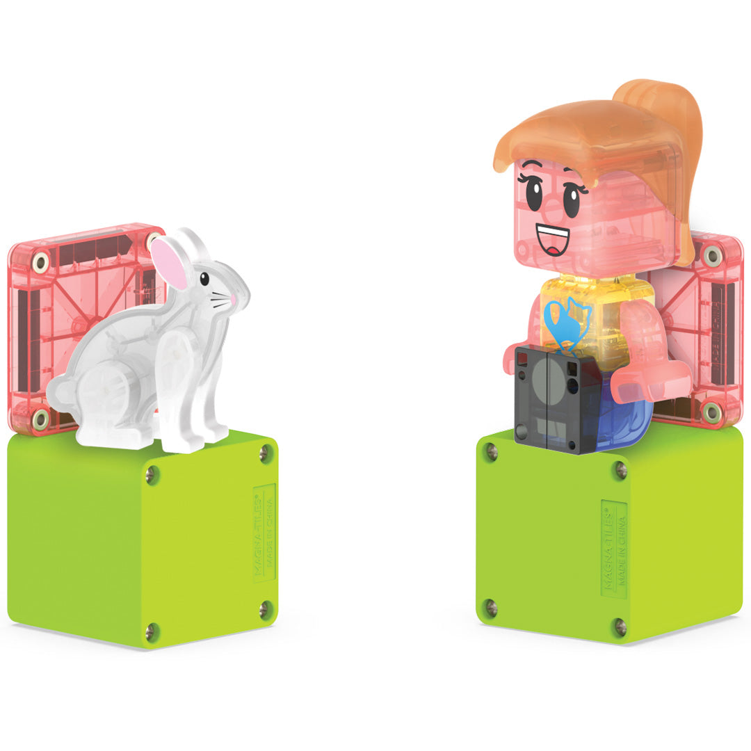 Detail van een wit konijnfiguur en een kindfiguur met een camera van de Magna-Tiles Pet Playhouse bouwset.