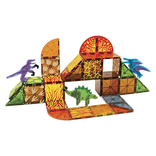 Een schuin zicht van een opstelling van Magna-Tiles Dino World magnetische tegels met dinosaurusfiguren op een witte achtergrond.