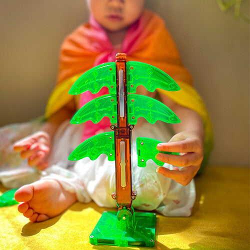Detail van een groene magnetische tegel palmboom uit de Magna-Tiles Dino World XL bouwset.