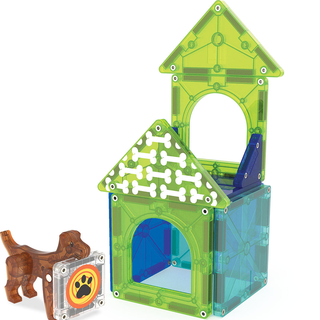 De Magna-Tiles magnetische tegels Dog House bouwset met een open hondenhok, een bruine hond en een tegel met pootafdruk.