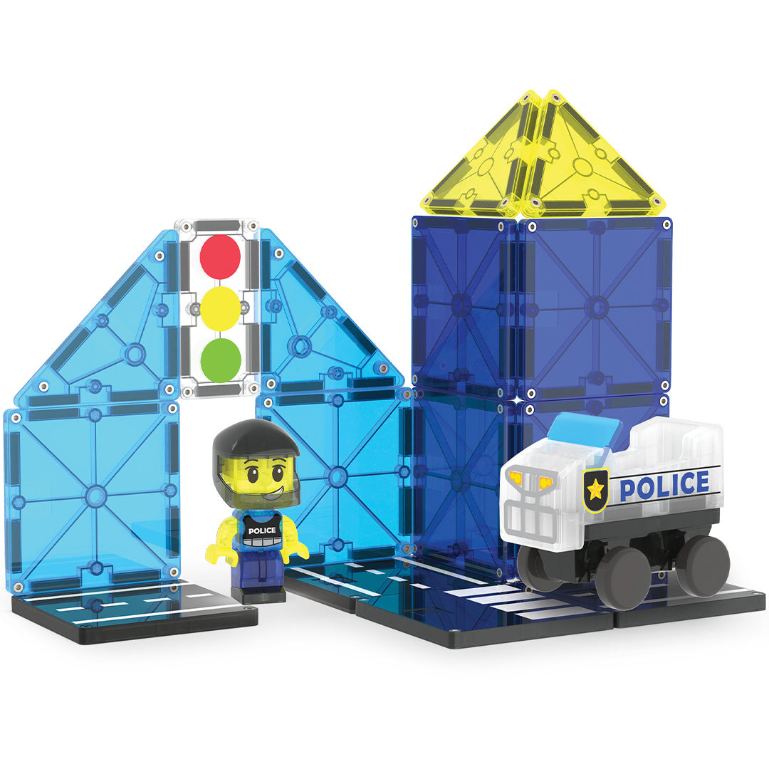 Magna-Tiles Police Patrol bouwset met een politiebureau, verkeerslicht, politieagent en politiewagen.