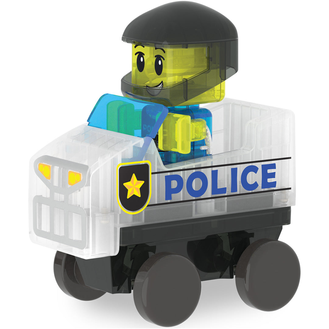 Detail van de Magna-Tiles politiewagen met een politieagent figuur erin.