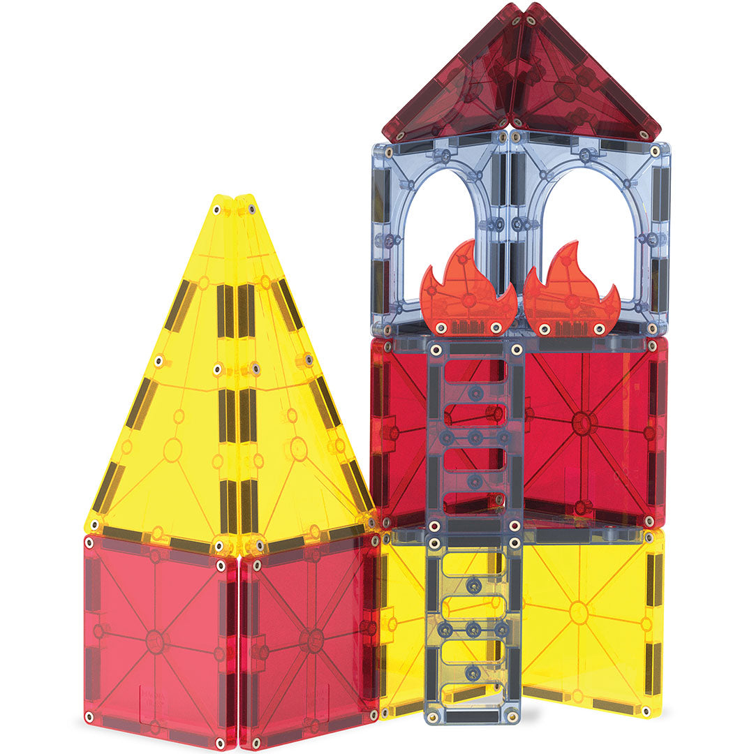 Detail van een gebouw gemaakt van rode, gele en transparante Magna-Tiles magnetische tegels met een ladder.