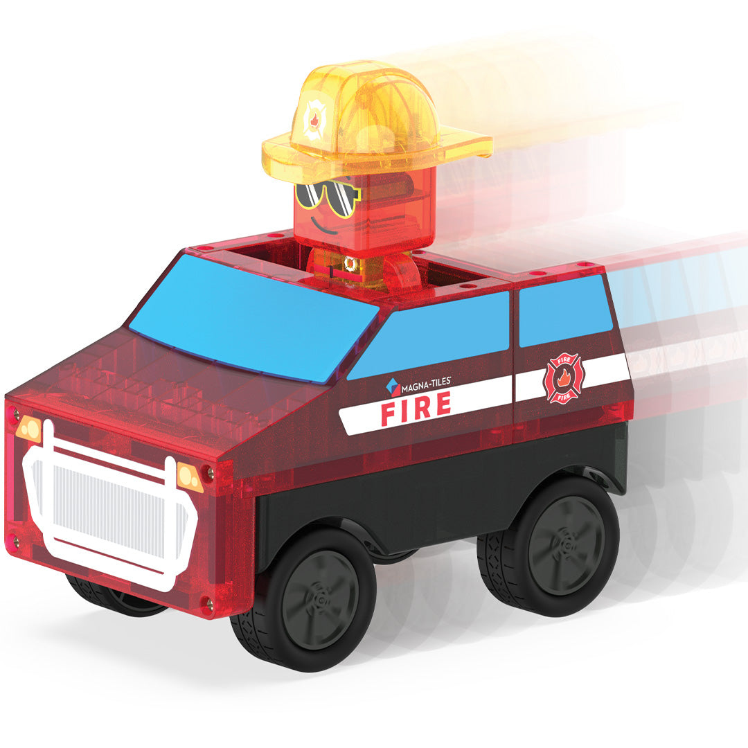 Detail van de Magna-Tiles Fire Rescue brandweerwagen met brandweermanfiguur die snel rijdt.