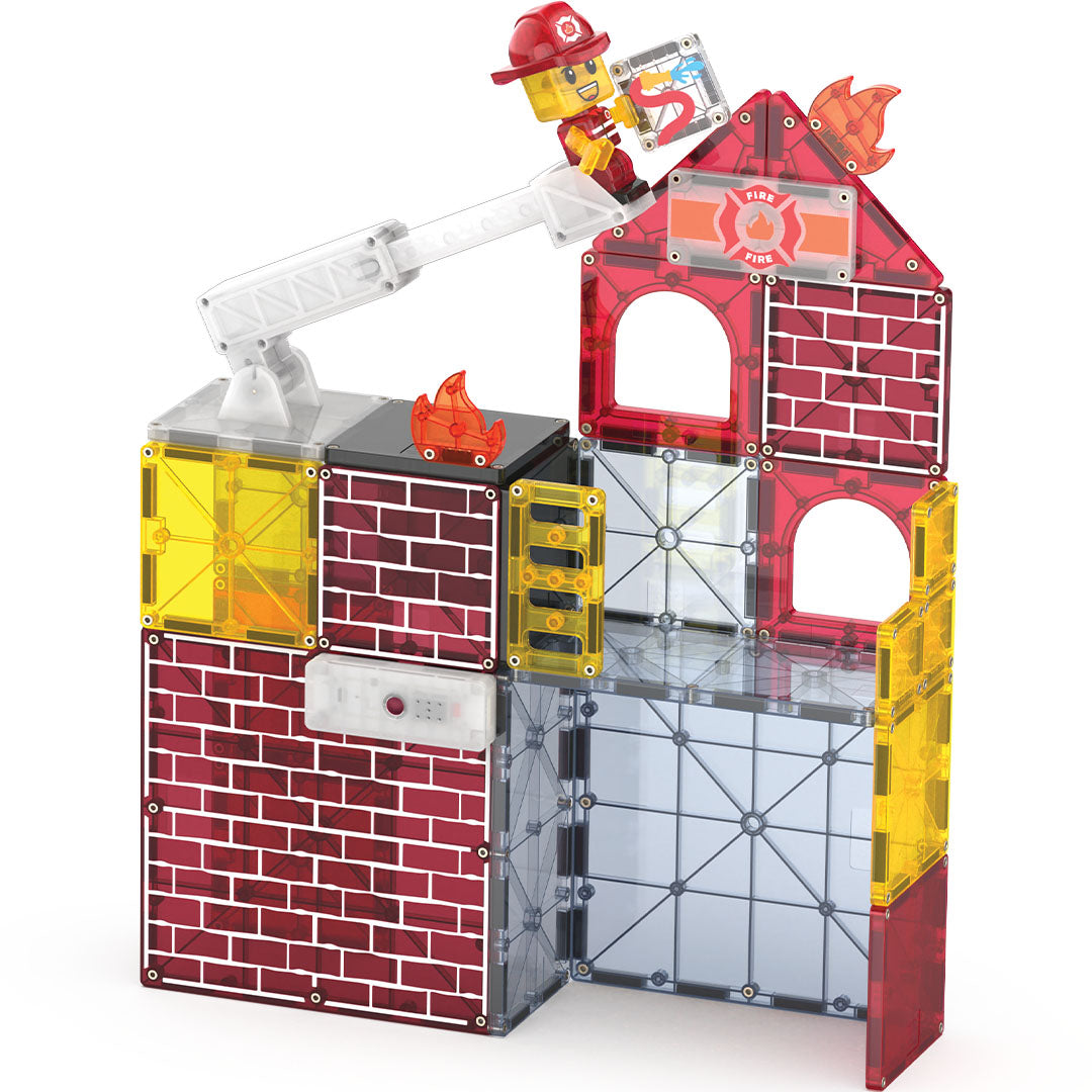 Magna-Tiles brandweerkazerne bouwset met rode, gele en transparante magnetische tegels en een brandweerman op een ladder.