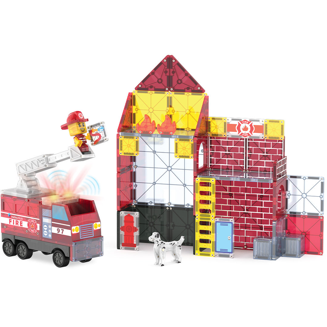 Magna-Tiles brandweerkazerne bouwset met brandweerwagen, brandweerman en een dalmatiër hondje.