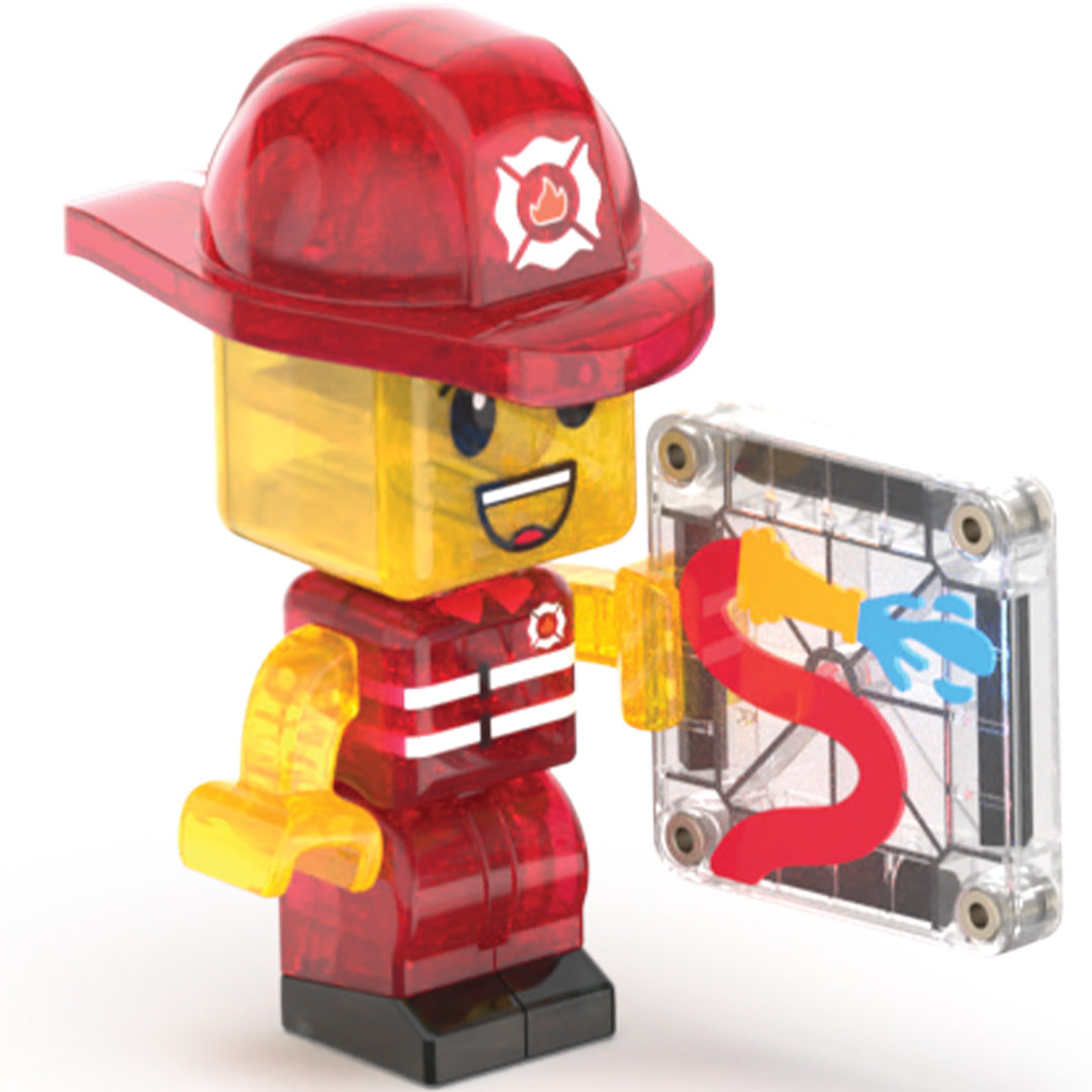Detail van de Magna-Tiles brandweerman figuur met rode helm en een tegel met brandslang.