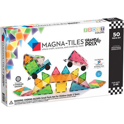 De voorkant van de verpakking van de Magna-Tiles Grand Prix Frost Colors 50-delige bouwset met magnetische tegels en voertuigen.