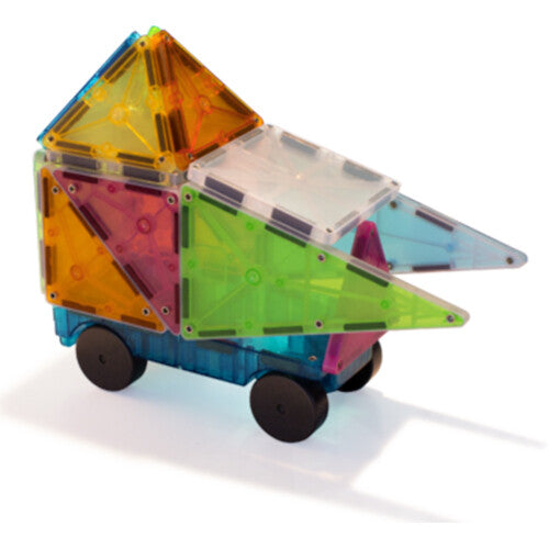 Een schuin aanzicht van een voertuig gebouwd met Magna-Tiles magnetische tegels in verschillende transparante kleuren.