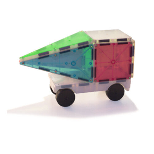 Een zijaanzicht van een voertuig gebouwd met Magna-Tiles magnetische tegels in transparante kleuren.