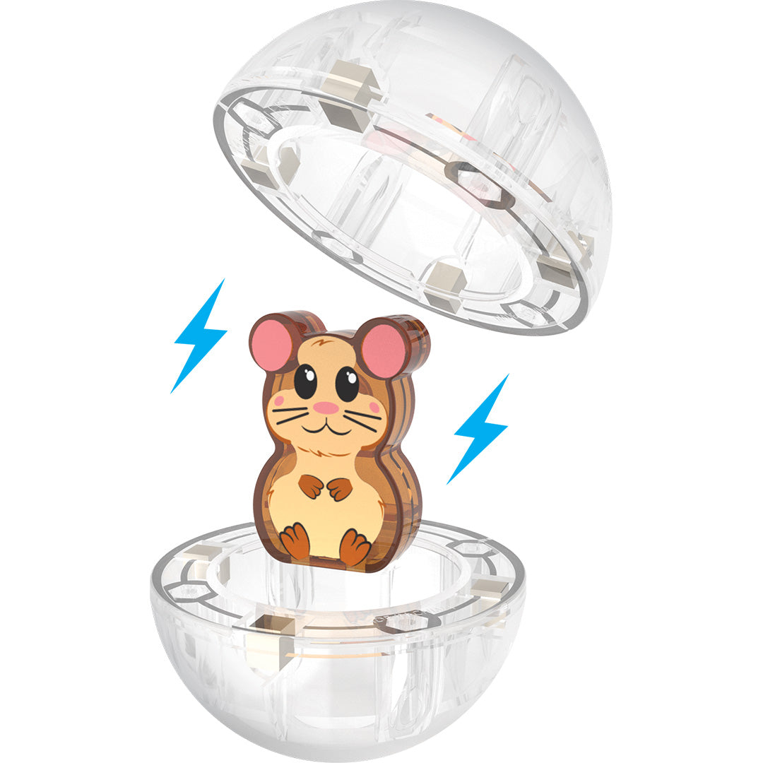 Detail van het hamsterfiguur dat in een transparante bal van de Magna-Tiles Hamster Ball set zit.