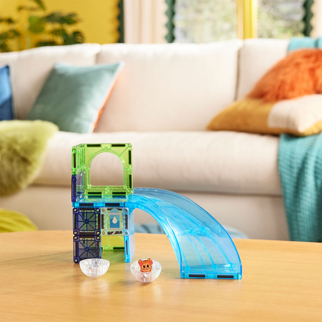 De Magna-Tiles Hamster Ball knikkerbaan met magnetische tegels en het hamsterfiguur op een tafel.