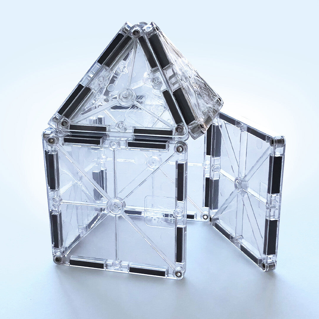 Een huisje gebouwd van transparante Magna-Tiles magnetische tegels.
