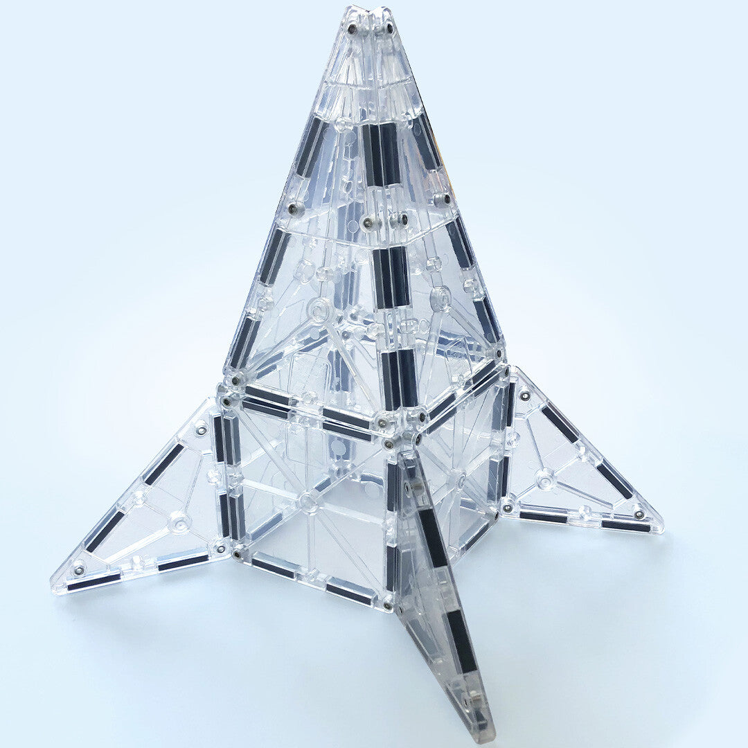 Een raketvormige constructie gemaakt van transparante Magna-Tiles magnetische tegels.