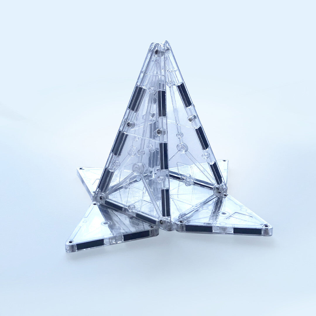 Een stervormige piramide, geconstrueerd met transparante Magna-Tiles magnetische tegels.