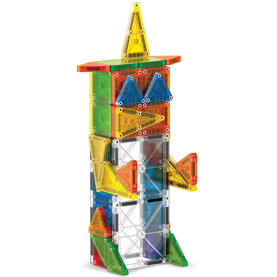 Een hoge, kleurrijke toren gemaakt van Magna-Tiles Micro Mags magnetische tegels.