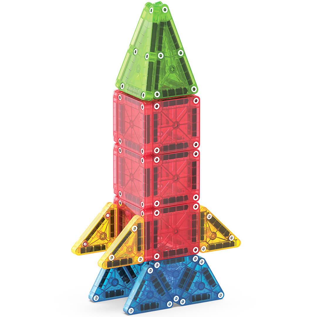 Een kleurrijke raket, gebouwd van transparante magnetische bouwtegels, staat op een witte ondergrond.
