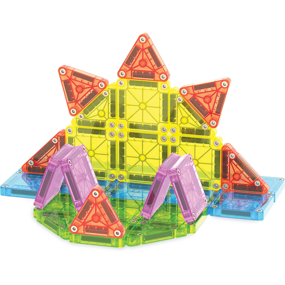 Een kleurrijke, geometrische constructie van Magna-Tiles magnetische tegels, lijkend op een zon of ster.