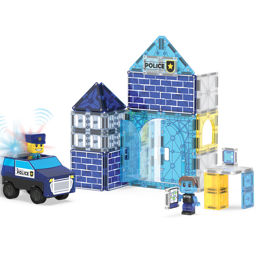 De Magna-Tiles politiebureau bouwset met een blauw politiebureau, een politieauto met figuur en een staande figuur.