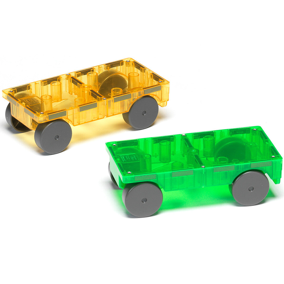Twee transparante Magna-Tiles autoplatforms, één geel en één groen, met wielen.