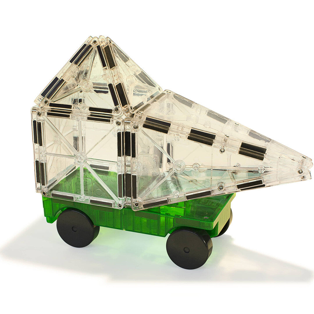 Een groene Magna-Tiles autoplatform met transparante magneetbouwstenen erop, gevormd als een puntige auto.