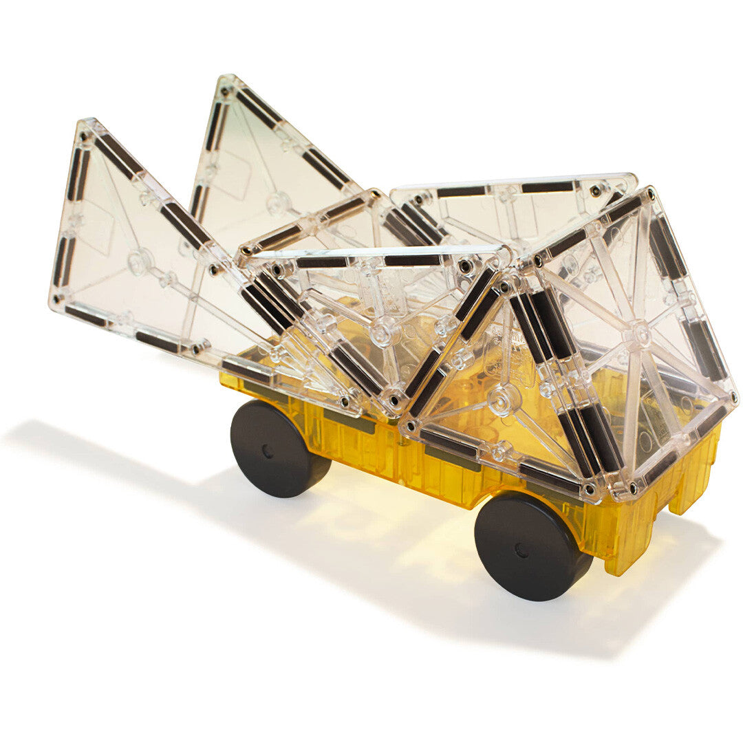 Een geel Magna-Tiles autoplatform met transparante magneetbouwstenen erop, gevormd als een auto met open dak.