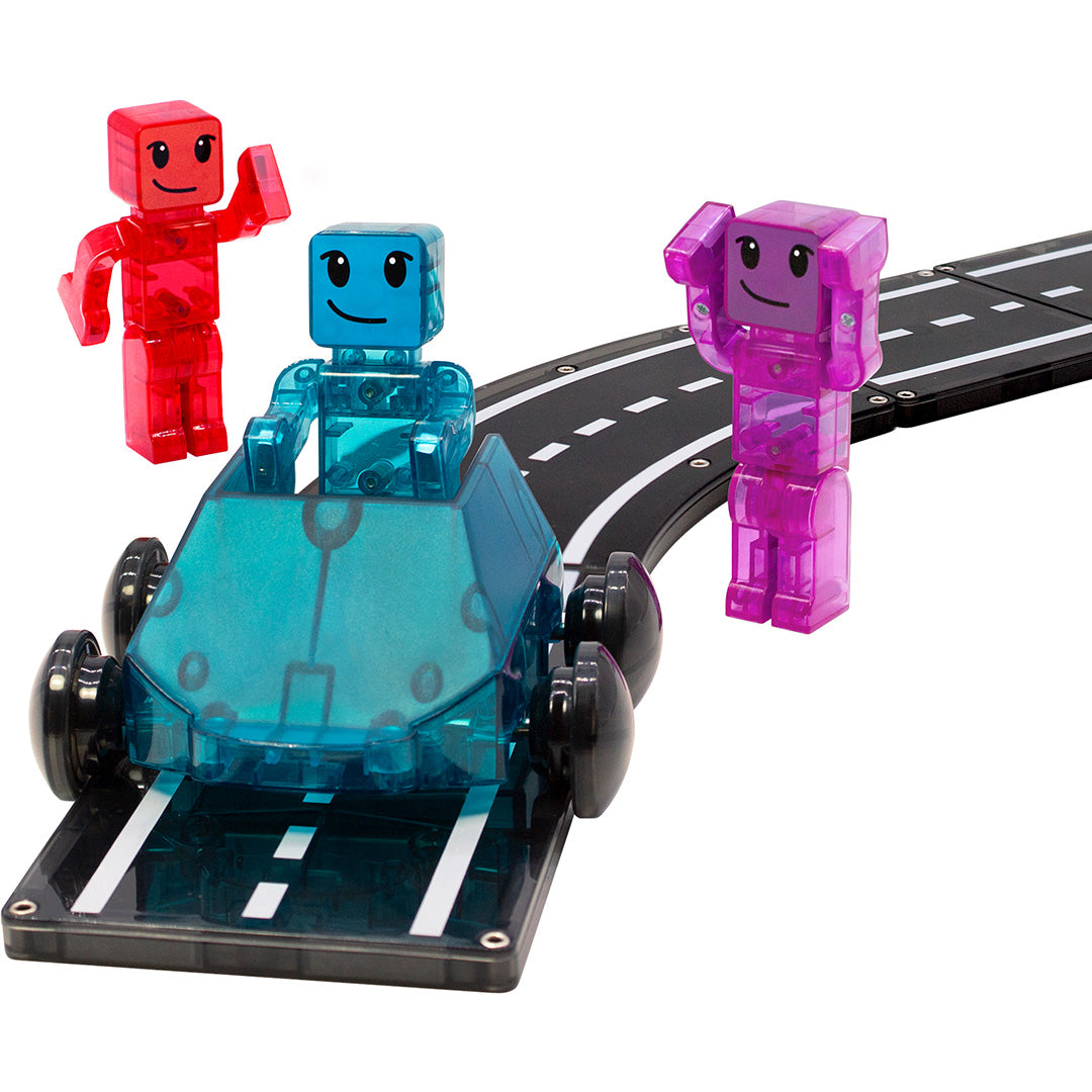 Een blauwe Magna-Tiles Dasher speelgoedauto met robotje rijdt op een magnetische weg, met een rode en paarse robotfiguur ernaast.