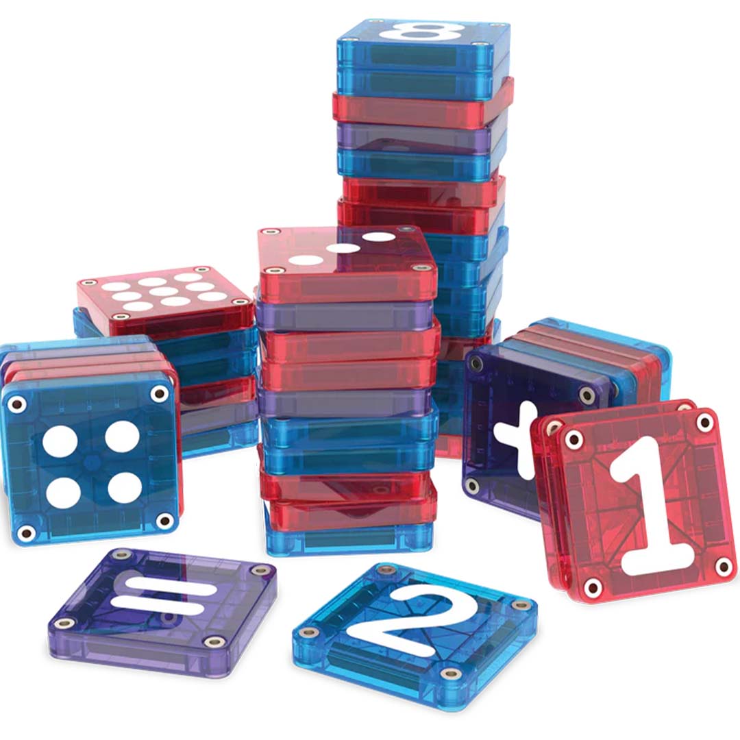 Gestapelde en verspreide Magna-Tiles MicroMags magnetische tegels met cijfers en symbolen.