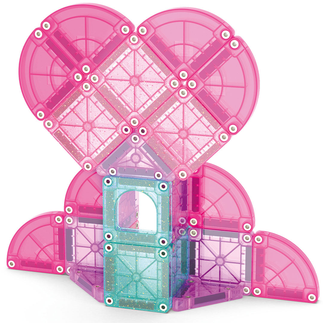 Een roze en teal hartvormige constructie van Magna-Tiles magnetische tegels met een kleine opening.