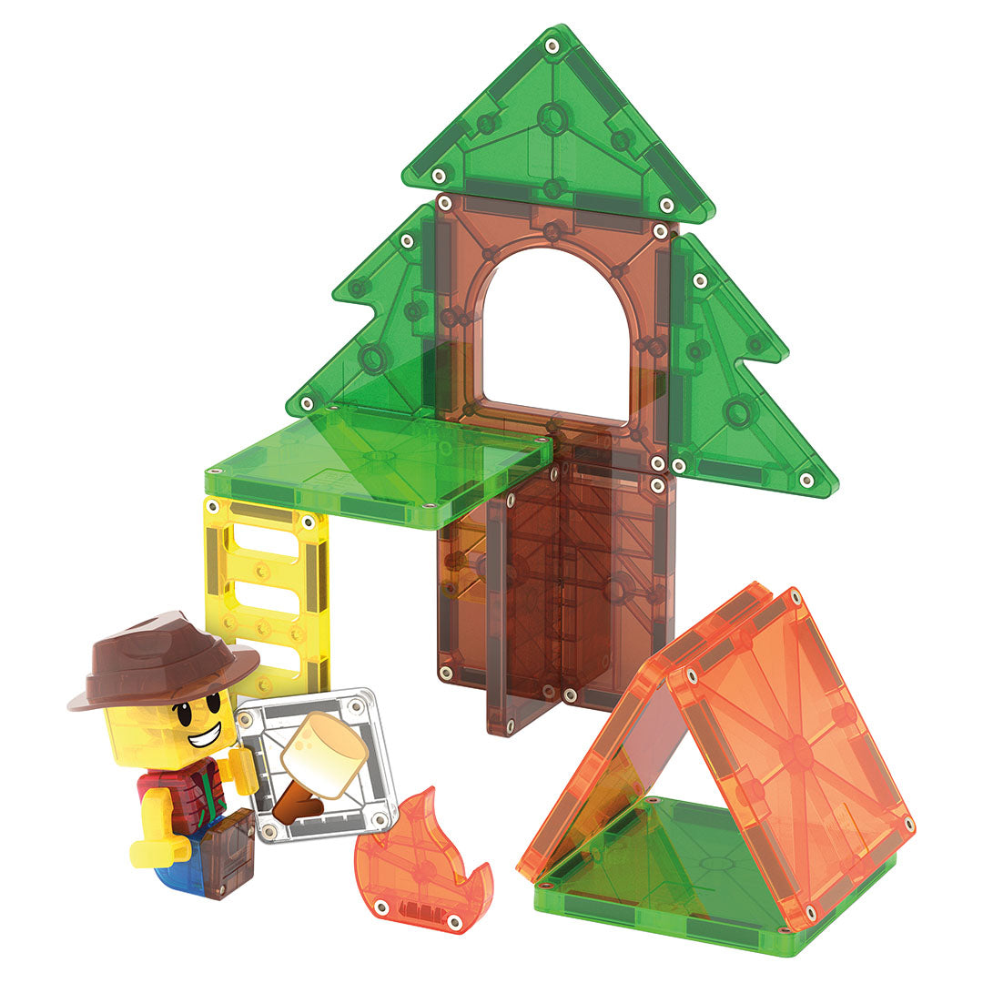 De complete Magna-Tiles Camp Out set met een boomhut, een tent, een figuurtje en een kampvuur op een witte achtergrond.