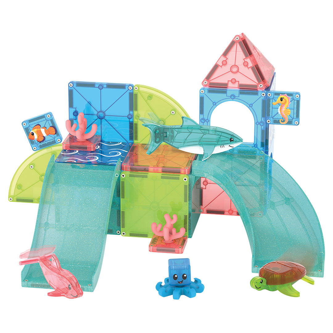 De Magna-Tiles Coral Reef magnetische bouwset met een onderwaterwereld van tegels en zeedieren.