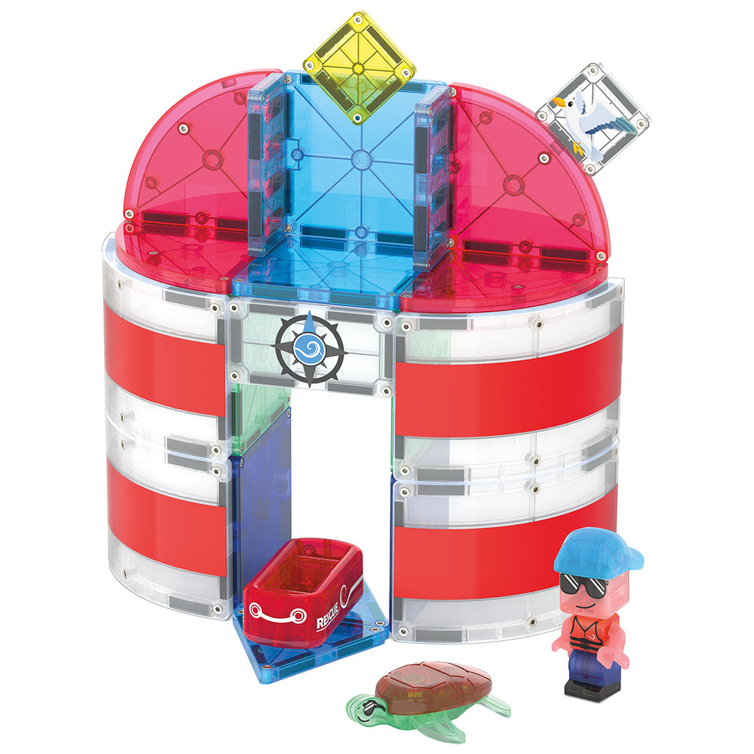 De complete Magna-Tiles Lighthouse Rescue bouwset met een opgebouwde vuurtoren, een figuur, een bootje en een schildpad.