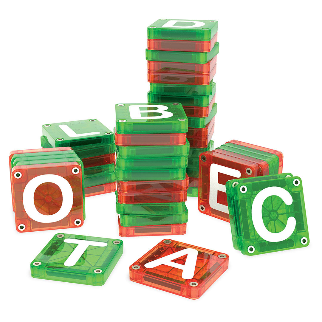 Een verzameling Magna-Tiles magnetische lettertegels in rood en groen, deels gestapeld.
