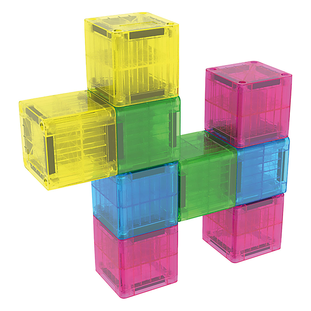 Een constructie van kleurrijke Magna-Tiles magnetische bouwblokjes in de vorm van een kruis.
