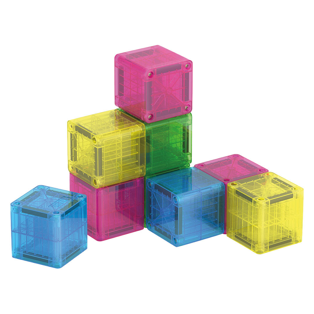 Een stapel en losse kleurrijke Magna-Tiles magnetische bouwblokjes op een witte achtergrond.