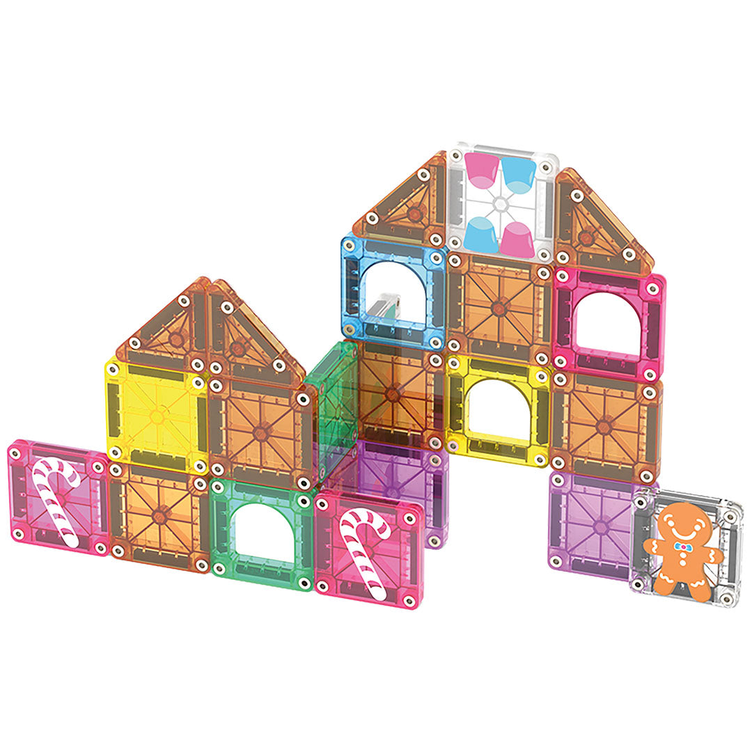 Een groter, uitgestrekt peperkoekhuis gebouwd van Magna-Tiles magnetische tegels met kerstpatronen en een koekjesman-tegel.
