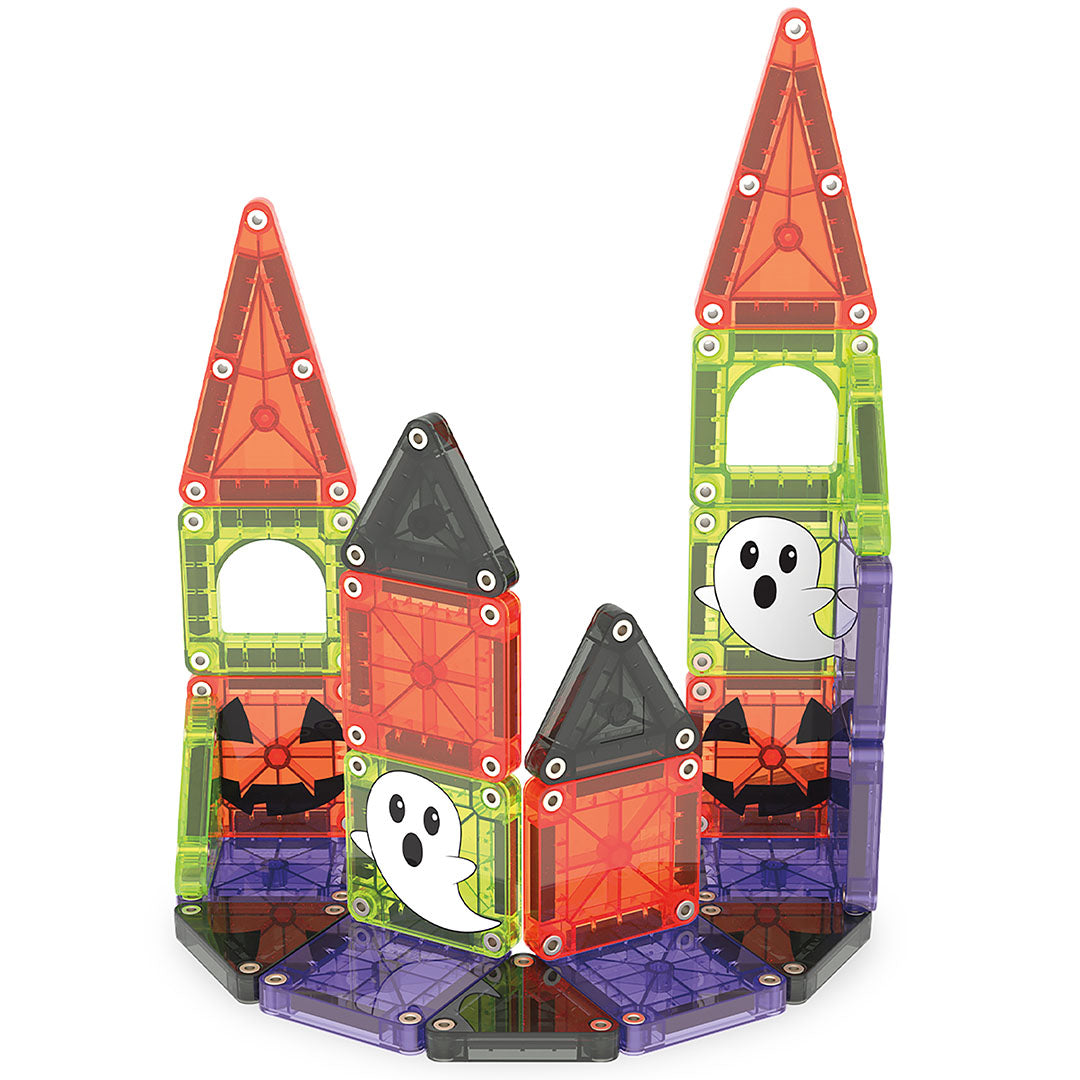 Een spookhuis gebouwd met Magna-Tiles magnetische tegels, versierd met spoken en pompoenen.