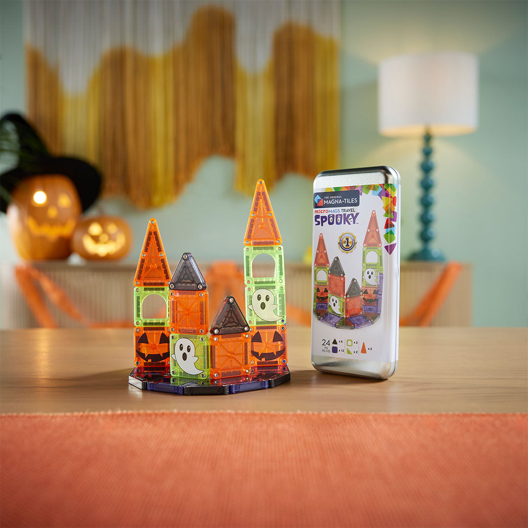 De Magna-Tiles MicroMags Travel Spooky bouwset verpakking staat naast een spookhuis van magnetische tegels.