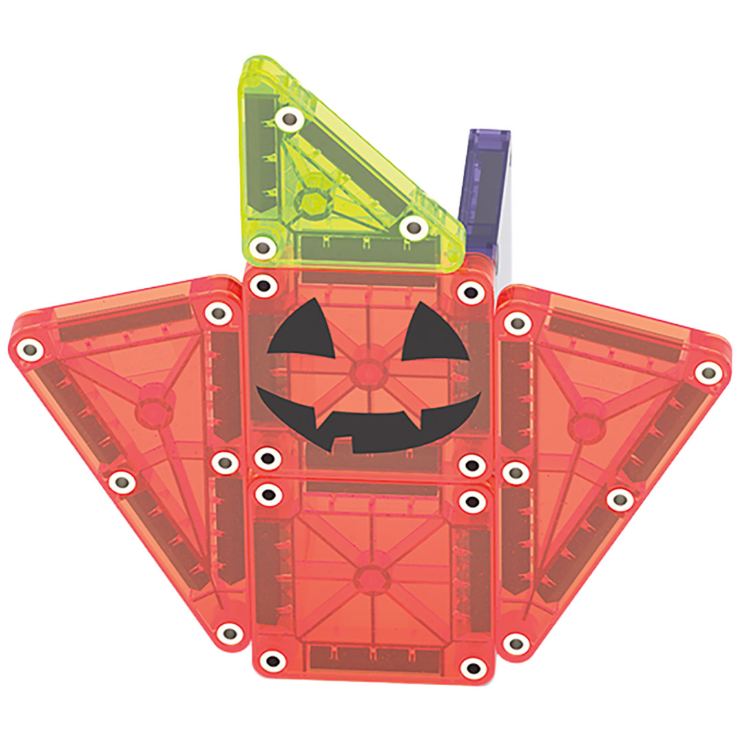Een platte constructie van Magna-Tiles magnetische tegels die een pompoengezicht vormen.
