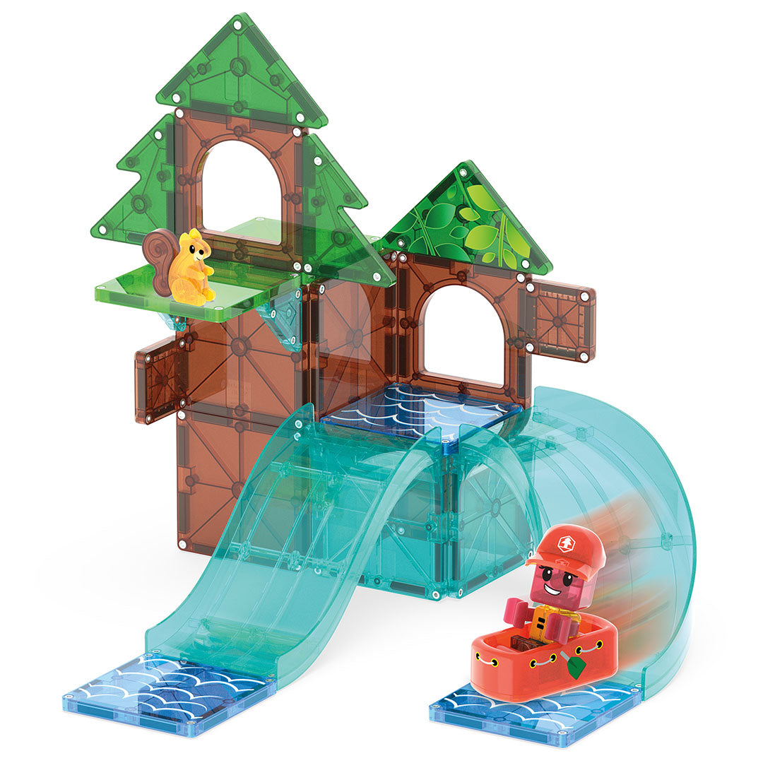 De Magna-Tiles Raging Rapids bouwset toont een boomhut met glijbanen, een figuur in een bootje en een eekhoorn.