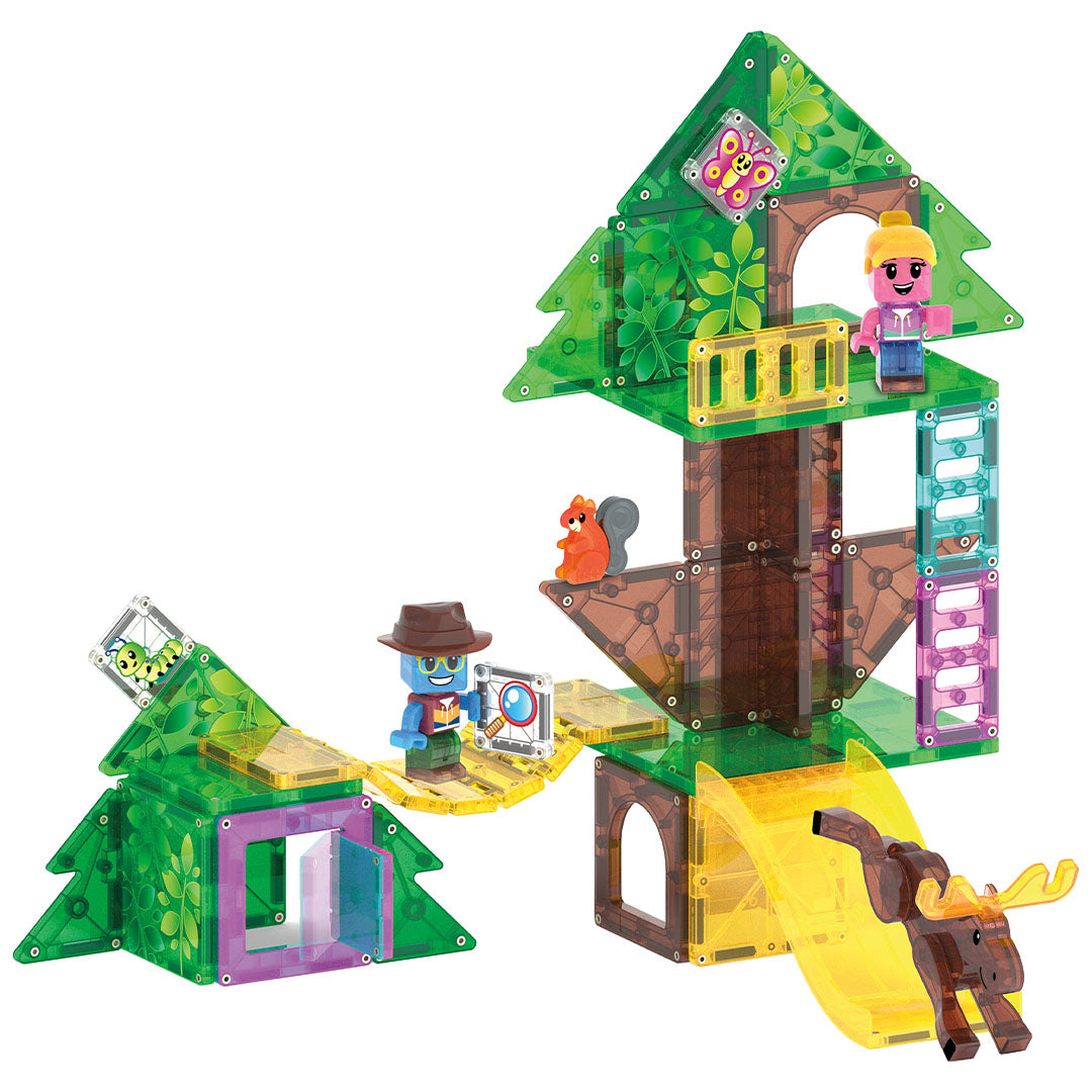 De Magna-Tiles Treetop Adventure magnetische tegels bouwset, opgebouwd als een boomhut met glijbanen, figuren en dieren.