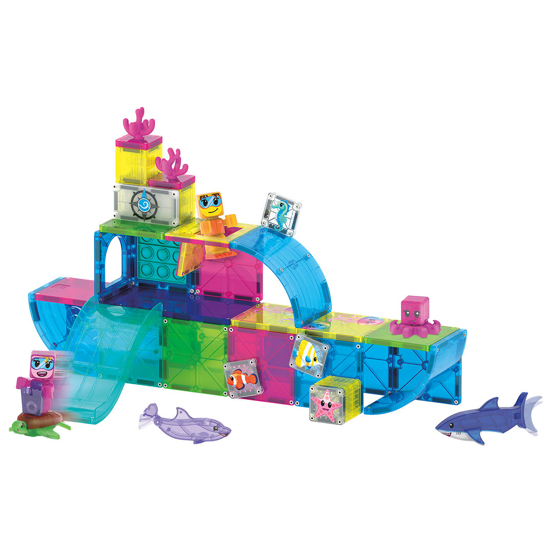 De complete Magna-Tiles Undersea Adventure bouwset is opgebouwd, met kleurrijke magnetische tegels die een onderwaterwereld vormen met diverse zeedieren.