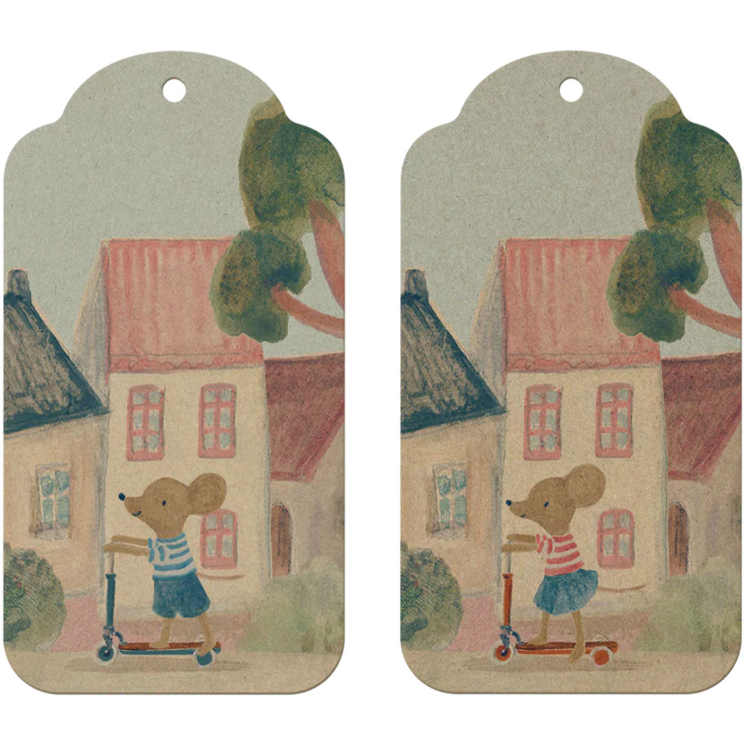 Twee Maileg cadeaulabels met een muis op een scooter voor huizen.