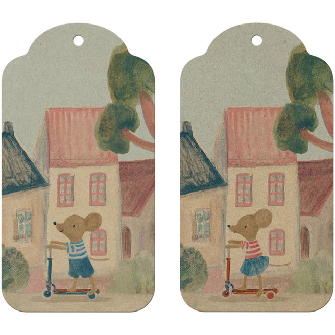 Twee Maileg cadeaulabels met een muis op een scooter voor huizen.