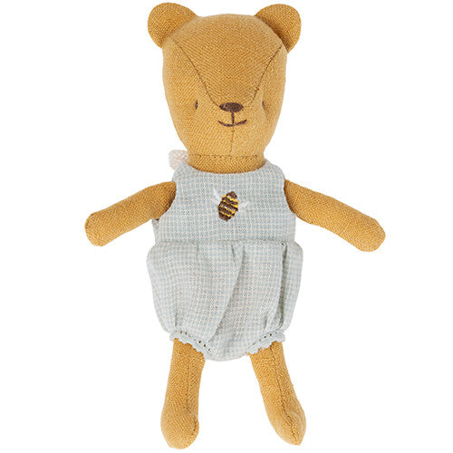 Maileg knuffelbeer teddy baby, staand, met een lichtblauw geruit rompertje met een geborduurde bij.