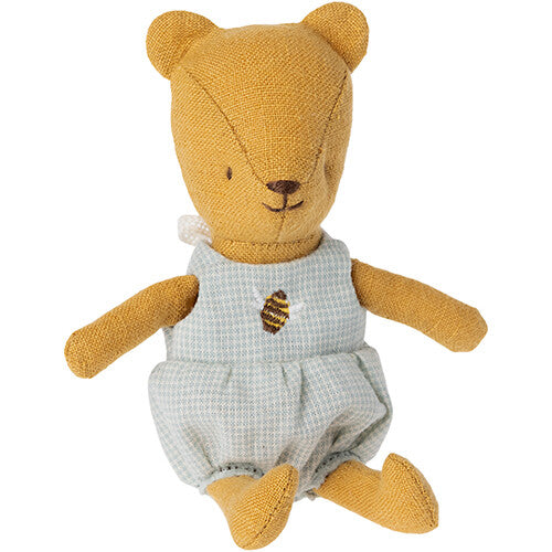 Maileg knuffelbeer teddy baby, zittend, met een lichtblauw geruit rompertje met een geborduurde bij.